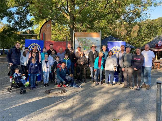 Die Rotarier befreiten gemeinsam die Wege um den Laacher See von Müll und Unrat. Foto: Judith Sauerborn