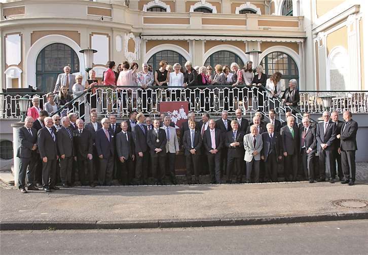 Die Rotarier vor dem Steigenberger Kurhaus. privat