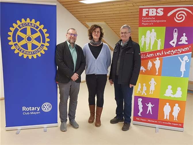 Die Rotary-Präsidenten Michael Sexauer (li.) und Heinz Seemann überreichten die Spende.  Foto: privat