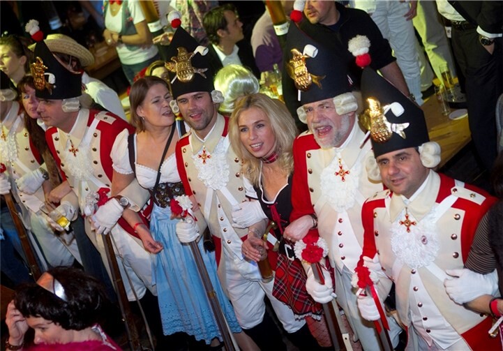 Die Roten Funken werden auch in diesem Jahr beim KÖLSCHFEST-Opening am Südstadion mit mehr als einer Hundertschaft aufmarschieren – sehr zur Freude der kölsche Mädcher. Joachim Badura