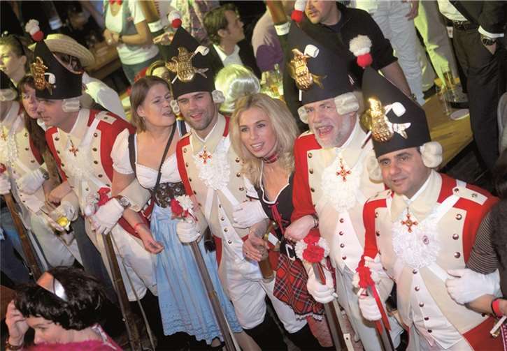 Die Roten Funken ziehen beim KÖLSCHFEST-Opening am 21. Februar mit mehreren Hundertschaften zum Südstadion. Joachim Badura