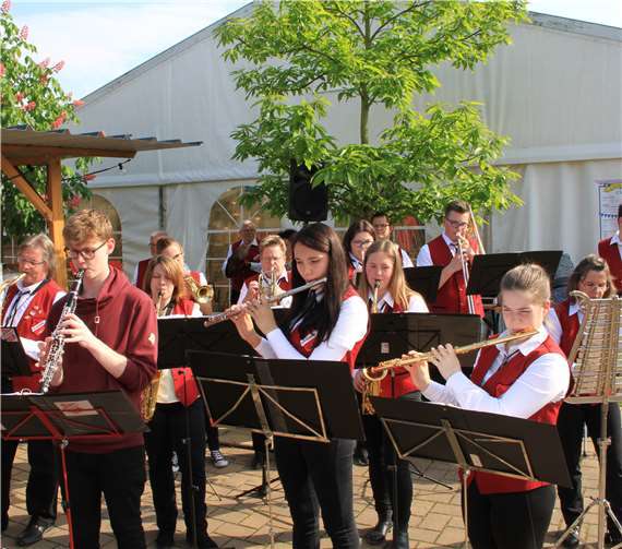 Die Roten Husaren aus Bad Ems unterhielten mit einem Platzkonzert.