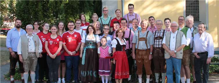 Die Roten Husaren in bayrischem Outfit. Monika Fuchs