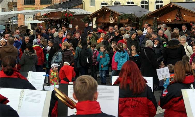 Die Roten Husaren untermalten stimmungsvoll mit ihrem (vor)weihnachtlichen Repertoire. -WW- Willi Willig