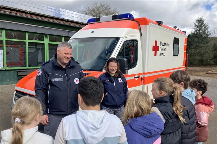 Die Rotkreuzhelfer beantworteten gerne die Fragen der Kinder.