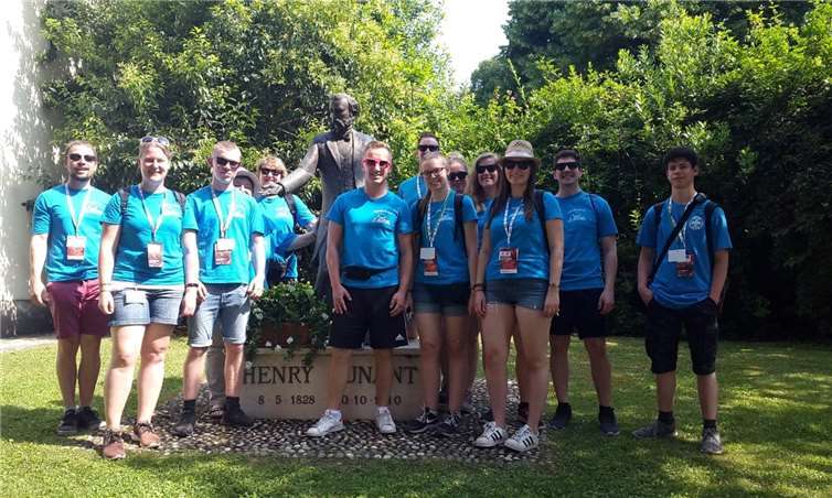 Die Rotkreuzler vor dem Denkmal des Henry Dunant.Fotos: JRK Klotten