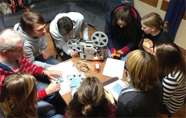 Die Rovergruppe sichtet Filmmaterial aus vergangenen Zeiten.privat