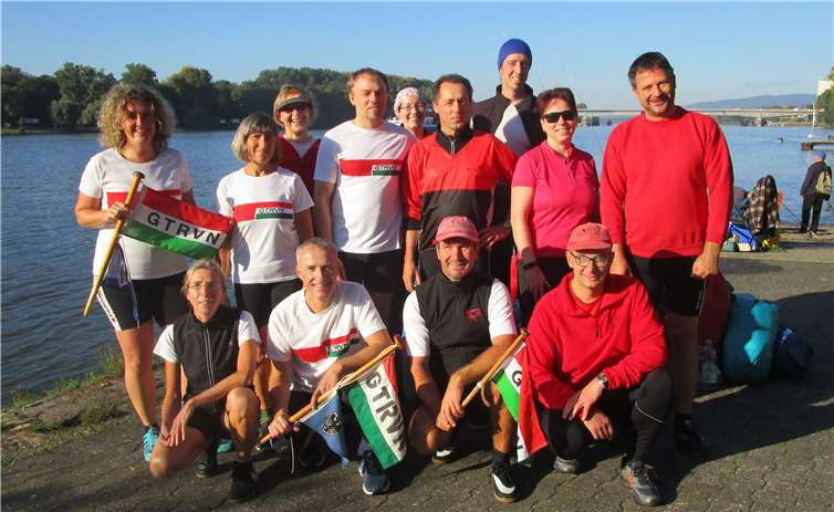 Die Ruderer genossen die letzten Sonnenstrahlen auf dem Rhein. Foto: privat