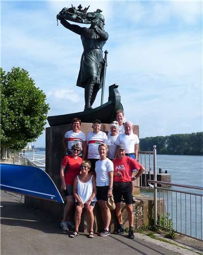Die Ruderer vor dem Hagendenkmal am Wormser Rheinufer.Foto: Privat