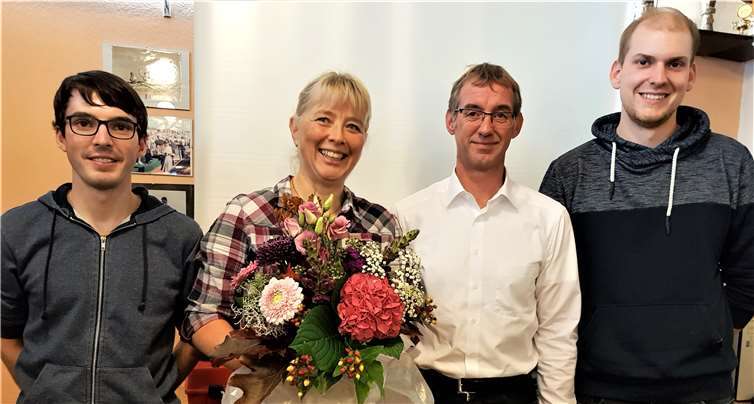 Die Rudergesellschaft Treis-Karden hat einen neuen Vorsitzenden, Klaus Bischof. Ebenfalls neu im Vorstand sind Florian Stein (rechts) als Schriftwart und Jonas Wiesen (links) als einer der Kassenwarte. Für ihre langjährige Arbeit im Vorstand als Schriftwartin bedankte sich Bischof bei Petra Walter und überreichte ihr als Anerkennung einen Blumenstrauß.Foto: privat