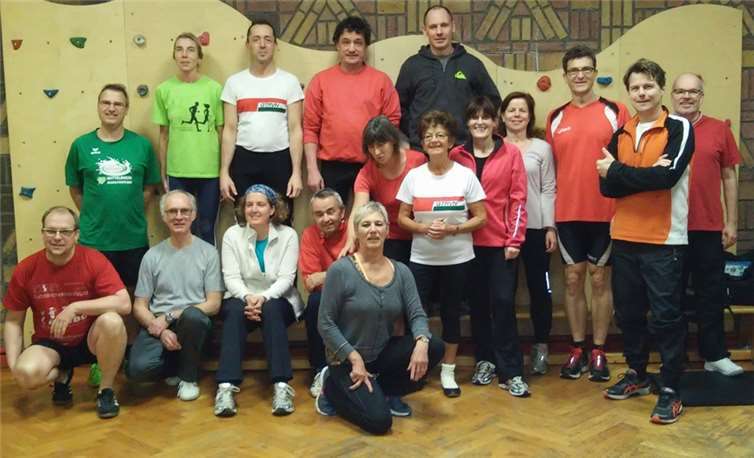 Die Ruderinnen und Ruderer beim wöchentlichen Hallentraining.privat