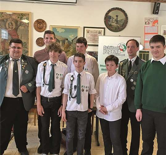 Die Rübenacher Schülerschützen wurden für den Sieg der abgelaufenen Winterrunde ausgezeichnet. Die siegreichen Schützen (im weißen Hemd v.li.n.re.): Leon Reviol, David Gottlob (vorne), Simon Pein, Louis Alken und (grüner Pullover) Jonas Friedrich.Privat