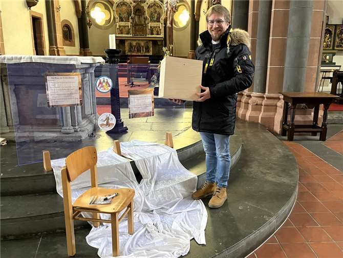 Die Rückmeldebox in Remagener Kirche ermöglicht niedrigschwellige Beteiligung.  Foto: Julia Fröder / Bistum Trier