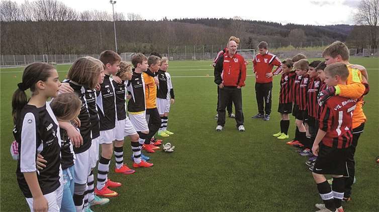 Die Ruhe vor dem Spiel: Die Elfs vom SW Merzbach und VfL Rheinbach stehen einander gegenüber.privat