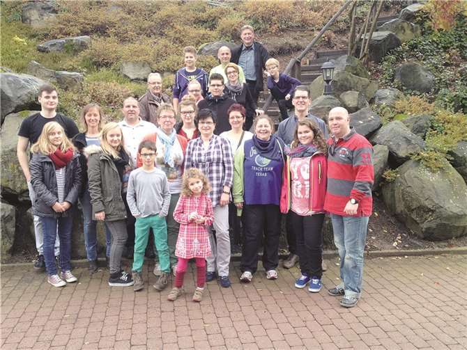 Die Ruhe vor dem Sturm: Die Urbacher Schauspielgruppe beim Familienausflug nach Rotenburg.privat