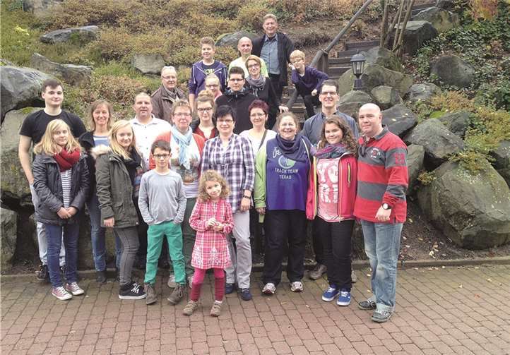 Die Ruhe vor dem Sturm: Die Urbacher Schauspielgruppe beim Familienausflug nach Rotenburg an der Fulda.