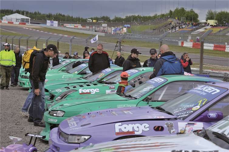 Die Ruhe vor der Show, im Fahrerlager der Falken-Drift-Fahrer konnte man die Autos bestaunen, die später für geballte Action sorgten.