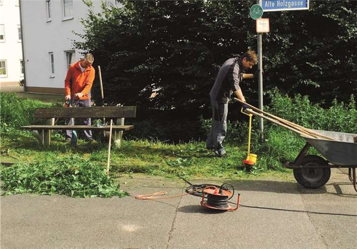 Die Ruhebank an der Ecke Kreuzburgweg/Alte Holzgasse wurde vom hohen Gras befreit.