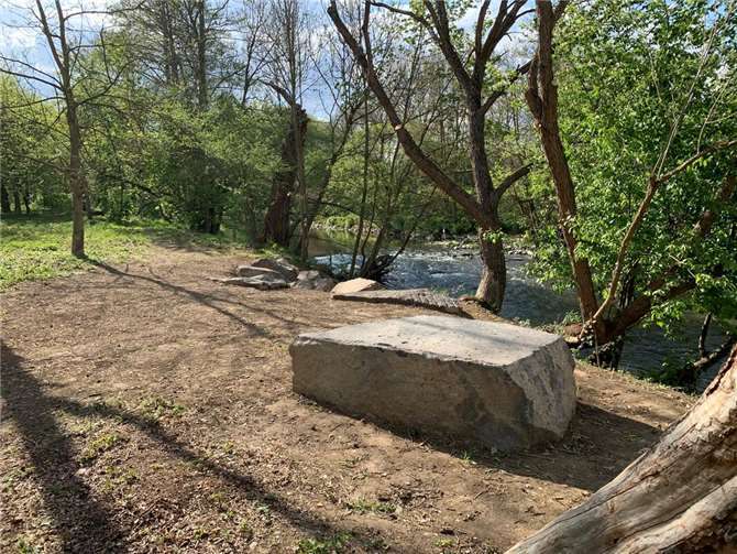 Die Ruhesteine - hier in einem Foto aus dem Frühlings 2021 - wurden wieder aufgestellt.  Foto: ROB