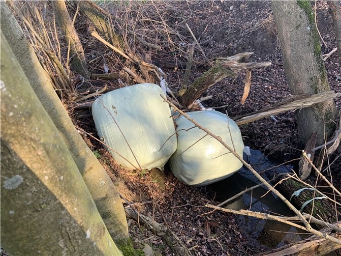 Die Rundballen im Altendorfer Bach oberhalb der Mühle.  Foto: BfM