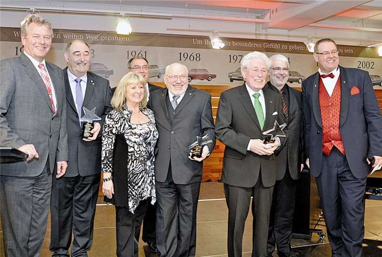 Die Runde mit den Geehrten: (v.l.) Thomas Millies, Erich Thönnes, Marlis Weiß, Heinz Kölsch, Wladi Elsner, Gerd Kesseler, Michael Hörter und Franz-Josef Möhlich. UKO