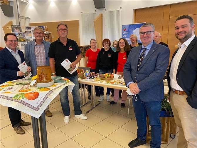 Die Rundgänger (v. l.) Erster Kreisbeigeordneter Pascal Badziong, Ortsbürgermeister Lothar Kalter, Landrat Dr. Alexander Saftig und Landtagsabgeordneter Torsten Welling am Stand des Obst- und Gartenbauvereins Ochtendung mit dessen Vorsitzendem Michael Weber (3. v. l.).  Foto: OG Ochtendung