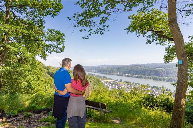 Die Rundtour am RheinBurgenWeg bietet eine spektakuläre Aussicht auf die Rhein-/Vordereifel-Landschaft.  Foto: Tourist- Info Bad Breisig