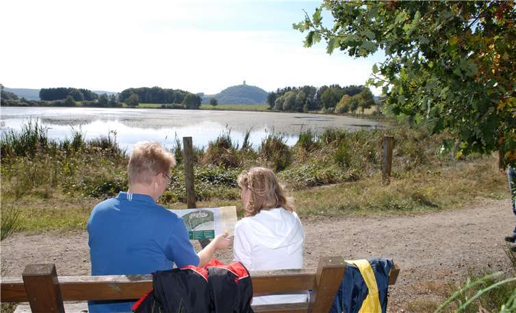 Die Rundwanderung startet unterhalb der Burg Olbrück und führt über wunderschöne Wald- und Wiesenwege Richtung Engeln, hoch auf eine Anhöhe, von der ein einmaliger Panoramablick vom Westerwald bis hin zum Siebengebirge genossen werden kann.Foto: Vulkanregion Laacher See