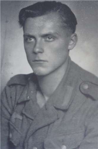 „„Die Russen waren überall an der litauischen Grenze. Hier erlebte ich meine Feuertaufe: Neben mir wurde ein Kamerad in Stücke gehauen. Ich erlebte wieder einmal den Tod. Mein Freund Georg ist 1944 im Lazarett nicht weit von mir gestorben. Ich wusste das nicht. Wir wurden um unsere Jugend betrogen.“-Matthäus Ockenfels *1925