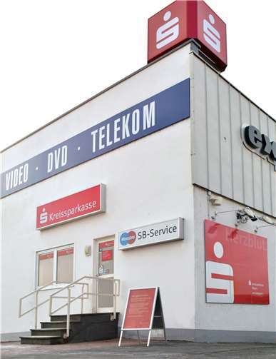 Die SB-Filiale der Kreissparkasse Mayen in der Hausener Straße wurde durch eine versuchte Geldautomatensprengung stark beschädigt. Foto: Kreissparkasse Mayen