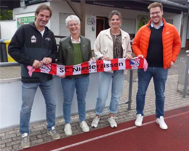Ute Seiwert gibt das Amt nach 20 Jahren erfolgreicher Arbeit ab Die SCN Prädidiumsmitglieder Dominik Doll (l.) und Michael Falckenberg bei der Übergabe der Dienstgeschäfte von Ute Seiwert an Jasmin Krämer. Foto: privat