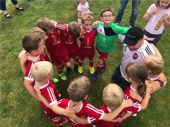 Die SG Ahrtal feiert die Einweihung des neuen interkommunalen Kunstrasenplatzes in Insul.  Foto: privat