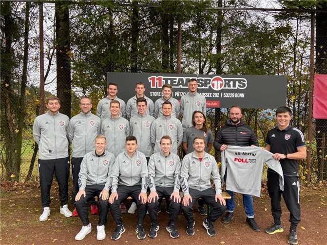 Die SG Ahrtal freut sich über die neuen Trainigsanzüge. Foto: privat