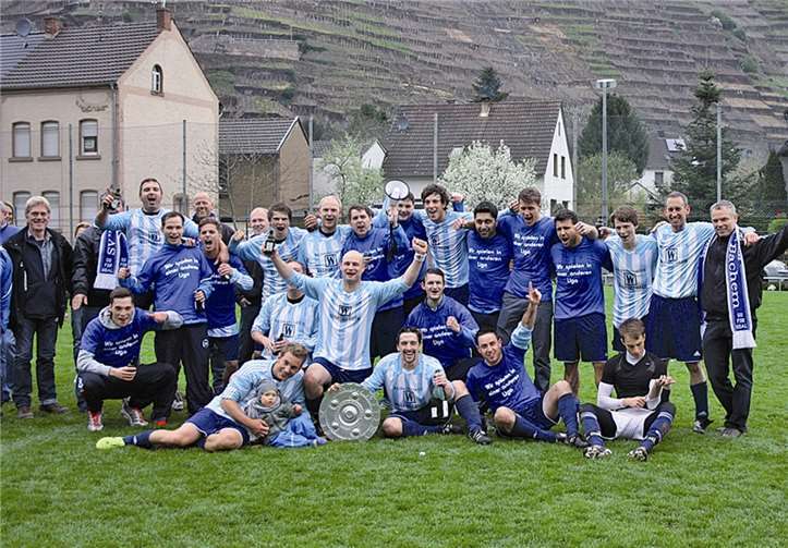 Die SG Bachem/Walporzheim feiert die Meisterschaft in der Kreisliga C Ahr und den damit verbundenen Aufstieg in die B-Klasse.  privat