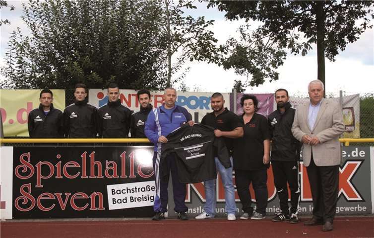 Die SG Bad Breisig kann sich über neue Regenjacken freuen. privat