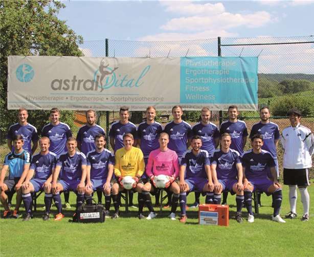 Die SG Bremm 2015/16: oben v.l. Sebastian Rübenach, Marcel Kranz, Kim Patrick Dohle, Philipp Liel, Patrick Jobelius, Matthias Bremm, Philipp Franzen, Robin Mertens, Maximilian Seiler und Trainer Christoph Reinisch, unten v.l. Michael Thelen, Jan Braun, Felix Probst, Timo Berg, Matthias Baltes, Mario Steinbach, Sebastian Unzen, Oliver Butzen und Sascha Schmitz.