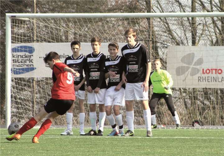 Die SG-Defensive um Torhüter Luke Huther (v.r.n.l.), Johannes Kluth, Paul Uerschels, Leon Wagneder und Philipp Steinborn stand nicht nur bei diesem Freistoß unter Beschuss. privat