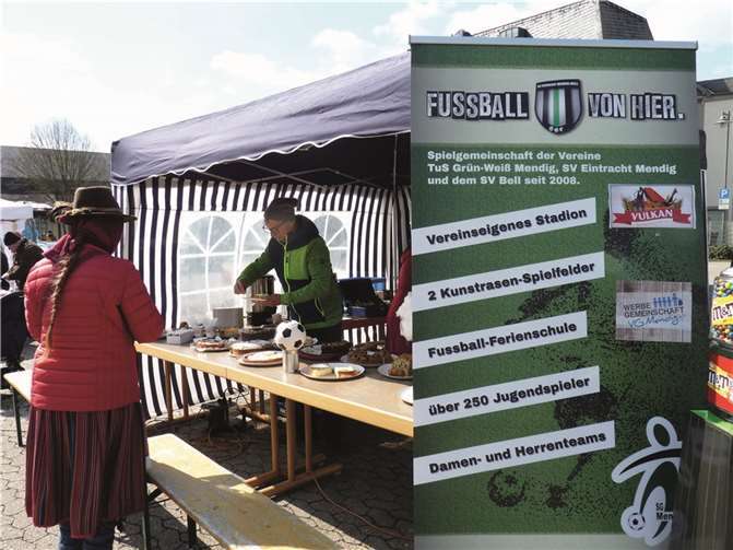Die SG Eintracht Mendig Bell bot selbstgebackene Kuchen zum Verkauf.
