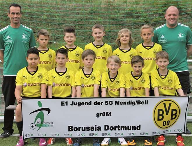 Die SG Eintracht Mendig/Bell – E1-Jugend mit ihren Trainern (hinten v.li.): Finn Müller, Lukas Lempertz, Paul Frey, Melvin Roll, Andreas Makarski, (vorne v.li): Karim Boujabza, Dennis Nonn, Jan Bohlen, Tim Idczak, Thorwald Effertz und Tobias Emmerichs. Trainer links: Olaf Idczak, Trainer rechts: Volker Bohlen. privat