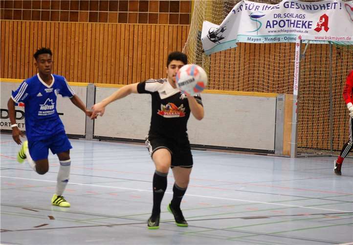 Die SG Eintracht Mendig/Bell (rechts Mustafa Madanoglu) verspielte im Viertelfinale gegen die SG Elztal einen 3:0-Vorsprung und schied nach Neunmeter-Schießen aus.