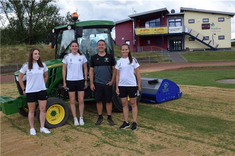 Die SG-Fußballerinnen (von links) Magdalena Schumacher, Karla Engels und Isabelle Hawel danken Marco Jung im Stadion Andernach für die gute Arbeit.  Foto: Stadt Andernach/Versch