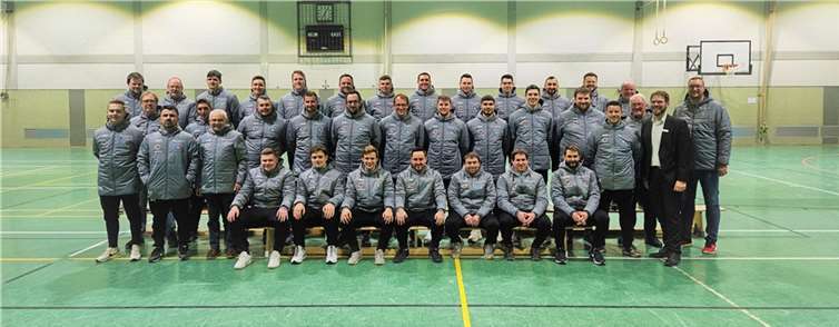 Die SG Hocheifel 23 mit KSK Geschäftsstellenleiter Christian Frings (re.). Quelle: SG Hocheifel 23