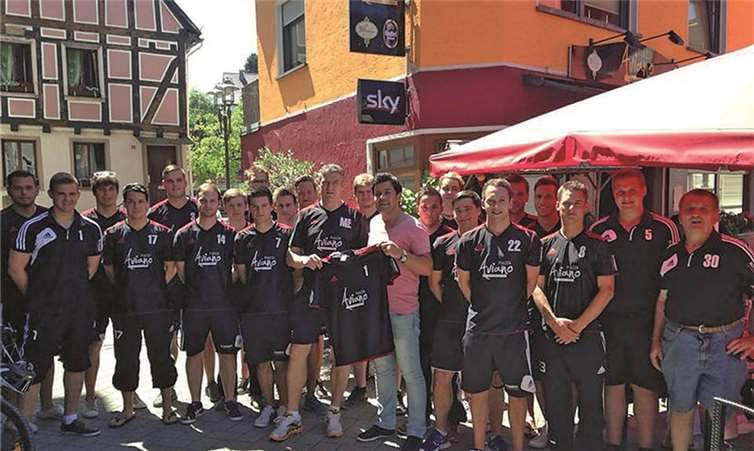 Die SG Hocheifel bedankte sich bei Joni Kola und dem gesamten Team des Piazza-Aviano für die gesponsorten Aufwärmshirts“privalt