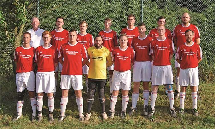 Die SG II vor dem Spiel gegen die SG Augst: h.v.l.: Trainer Frank Dirschus, Philipp Dickert, Chris Dippmar, Jens Weber, Dome Schmitz, Jan Bellinghausen, Ulf Smers; v.v.l.: Andy Basche, Christoph Berens, Kevin Müller, Stephan Häs, Benedikt Koch, Daniel Fislage und Andy Krause.