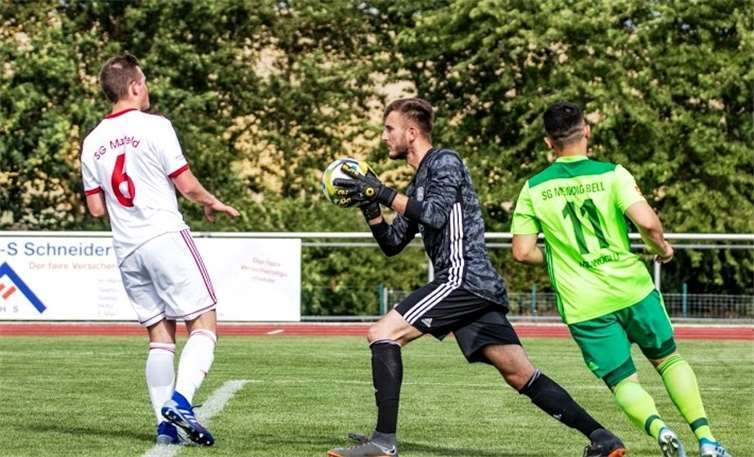 Die SG Maifeld kam im Finale gegen die SG Eintracht Mendig/Bell (rechts Mustafa Madanoglu) gehörig unter die Räder.