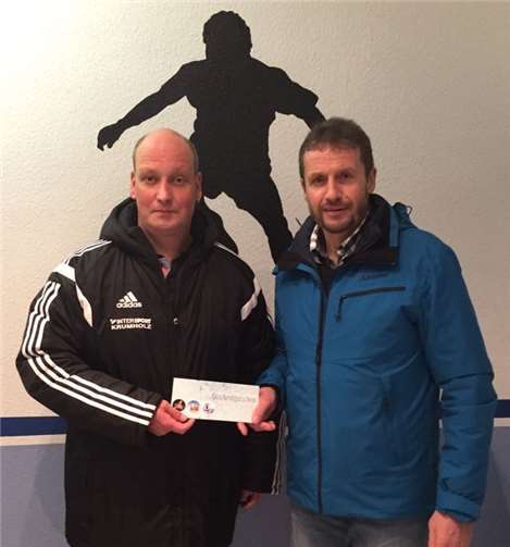 Die SG Niederbreitbach / Waldbreitbach überreichte dem Geschäftsführer der SG Vettelschoß - St. Katharinen als Dank einen Gutschein. privat