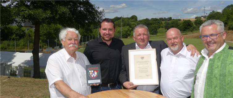 Die SG Pyrmont Brohl feierte ihr 50. Gründungsfest. V.l.: Fußballverbandspräsident Walter Desch, MdLBenedikt Oster, SG-Vorsitzender Michael Mertes, Kreisvorsitzender Karlheinz Doerschel, BM Albert Jung.