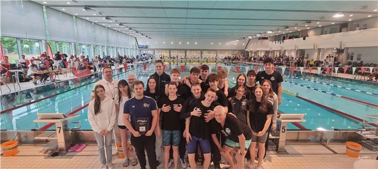 Die SG Rhein-Mosel: Melina Stark 2010, Martha Luise Blum 2010, Niklas Löwenstein 2010, Eva-Sofie Lichter 2009, Emma Pretz 2009, Mara-Emely Kremer 2008, Sofie Lüfing 2008, Kathrin Wald (Staffel) 2008, Erik Salewsky 2008,Simeon Liam Hetzel 2008, Yannik Nowak 2008, Kimi Kasper 2008, Tim Lanz 2008, Adrian Gäßler 2007, Anton Monzel 2007, Luke Saidel 2007, Carlotta Wallerius 2006, Paula Lanz 2006, Tessa Hackmann 2006, Juli Clara Schmell 2006, Benedikt Brenner 2006, Jos Ganskow 2003, Lisa Gotthardt 2003).  Foto: Andre Salewsky 