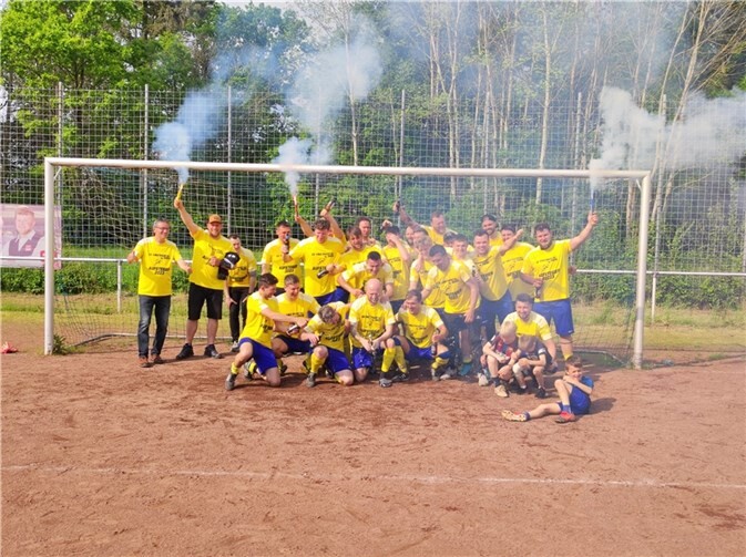 Die SG Vinxtbachtal Brohl feiert den Aufstieg in die B-Klasse.  Fotos: privat