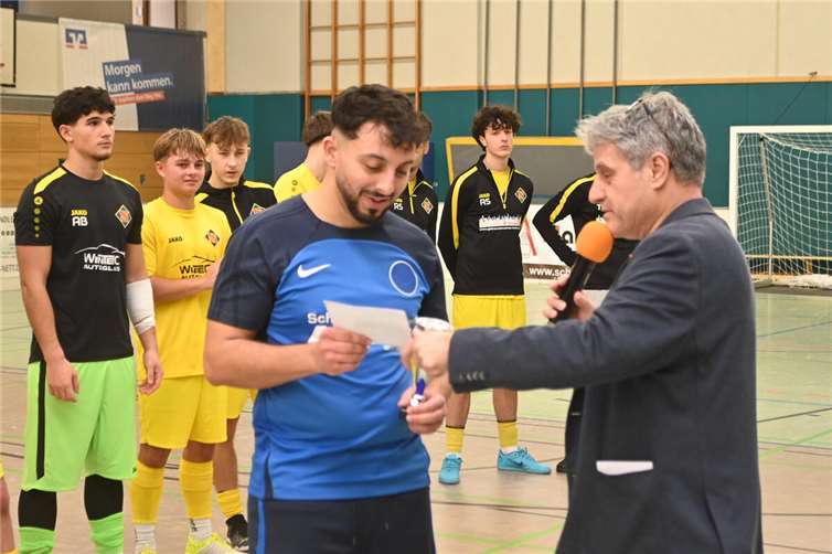 Die SG Weißenthurm sicherte sich den dritten Platz. Martin Fuchs, Fußball-Abteilungsleiter beim SV Eintracht Mendig, überreichte einen Scheck über 100 Euro.